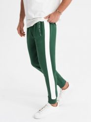 Dresowe męskie spodnie joggery z kontrastowymi lampasami – ciemnozielone V7 OM-PASK-0229 - XXL. Zielone spodnie dresowe męskie Ombre Clothing, z aplikacjami, z dresówki. Za 131.99 zł.