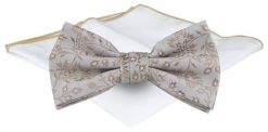 Mucha Męska z Poszetką - Chattier - Popielata z Beżowym Wzorem Kwiatowym. Szare krawaty i muchy męskie Chattier, bez wzorów, eleganckie. Za 65.00 zł.