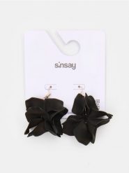 Kolczyki w kształcie kwiatów - czarny. Czarne kolczyki damskie Sinsay. Za 9.99 zł.