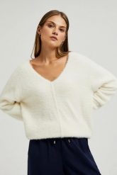 Sweter z dekoltem w serek i długimi rękawami ecru. Swetry klasyczne damskie MOODO, l, z poliamidu, bez kołnierzyka. W wyprzedaży za 41.99 zł.