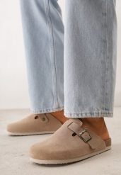 Beżowe Zamszowe Klapki w Stylu Chodaków Ozdobione Klamrą Irinania. Brązowe klapki damskie Born2be, bez wzorów, z materiału, bez obcasa, na płaskiej podeszwie. Za 159.99 zł.