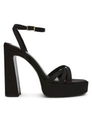 Steve Madden Sandały w kolorze czarnym na obcasie rozmiar: 41. Czarne sandały damskie Steve Madden, bez wzorów, bez obcasa, na koturnie. Za 241.56 zł.