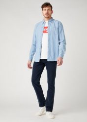 MĘSKIE SPODNIE JEANSOWE WRANGLER GREENSBORO IRON BLUE W15QLT35X 112141197. Niebieskie spodnie materiałowe męskie Wrangler, bez wzorów, z jeansu. Za 199.99 zł.