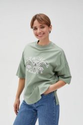 Bawełniana bluza z nadrukiem i krótkimi rękawami. Bluzy bez kaptura damskie MOODO, l, z bawełny. W wyprzedaży za 44.99 zł.