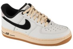 Buty sportowe Sneakersy damskie, Wmns Air Force 1 07. Białe buty sportowe na co dzień damskie Nike, bez wzorów, z materiału, trekkingowe. Za 499.99 zł.