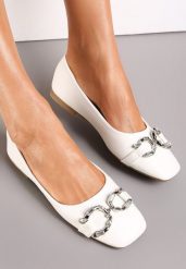 Białe Wsuwane Balerinki z Metalową Ozdobą i Kwadratowym Noskiem Vanle. Białe baleriny damskie Renee, z aplikacjami, ze skóry ekologicznej, bez obcasa, na płaskiej podeszwie. Za 34.99 zł.