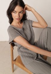 Szara Bluzka na Krótki Rękaw z Plisowanej Tkaniny Undirea. Szare bluzki damskie Born2be, uniwersalny, bez wzorów, z jeansu, biznesowe, bez kołnierzyka, bez ramiączek. Za 39.99 zł.