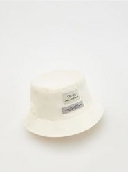 Kapelusz typu bucket - kremowy. Białe kapelusze damskie Reserved, bez wzorów. W wyprzedaży za 55.99 zł.