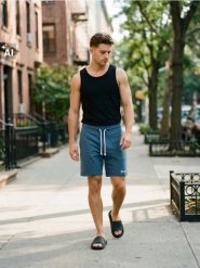 Szorty dresowe z wiązaniem slim fit - niebieski. Niebieskie szorty męskie Sinsay, z dresówki, bez kołnierzyka. W wyprzedaży za 19.99 zł.