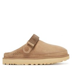 Klapki Ugg. Brązowe klapki damskie Ugg, bez wzorów, bez obcasa. Za 669.99 zł.