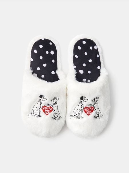 Kapcie z futerkiem 101 Dalmatians - biały. Białe kapcie damskie Sinsay. Za 29.99 zł.