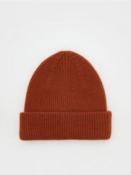 Czapka beanie - miedziany. Brązowe czapki męskie Reserved, bez wzorów. W wyprzedaży za 12.99 zł.