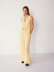 Luźne spodnie z lyocellem - jasnożółty. Żółte spodnie materiałowe damskie Reserved, bez wzorów, z lyocellu. Za 129.99 zł.