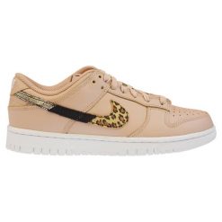 Buty sportowe damskie Nike Dunk Low SE. Brązowe buty sportowe na co dzień damskie Nike, bez wzorów. Za 489.00 zł.