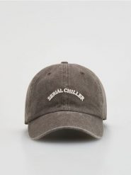 Bawełniana czapka z daszkiem - ciemnobrązowy. Brązowe czapki z daszkiem damskie Reserved, bez wzorów, z bawełny. Za 59.99 zł.