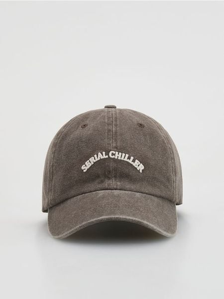 Bawełniana czapka z daszkiem - ciemnobrązowy. Brązowe czapki z daszkiem damskie Reserved, bez wzorów, z bawełny. Za 59.99 zł.