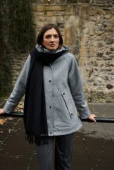 Gładki szal czarny. Czarne szaliki i kominy damskie MOODO, bez wzorów, z poliesteru. Za 49.99 zł.
