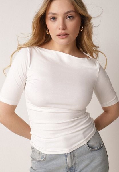 Biały Wiskozowy T-shirt o Dopasowanym Kroju z Dekoltem w Łódkę Idahphaeia. Białe t-shirty damskie Born2be, m, z aplikacjami, z jeansu, bez kołnierzyka. Za 59.99 zł.