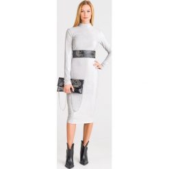 SUKIENKA PATRIZIA PEPE. Sukienki damskie Patrizia Pepe, bez wzorów, eleganckie, bez kołnierzyka, bez ramiączek. Za 889.00 zł.