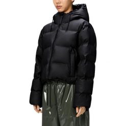 Kurtka RAINS ALTA SHORT PUFFER JACKET W3T Czarny. Czarne kurtki damskie Rains, na zimę, m, bez wzorów, z materiału, bez kaptura. Za 1,016.99 zł.