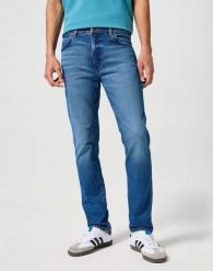 WRANGLER MĘSKIE SPODNIE JEANSOWE LARSTON RAINDROP 112355024 W18S017418. Spodnie materiałowe męskie Wrangler, bez wzorów, z jeansu. Za 229.99 zł.