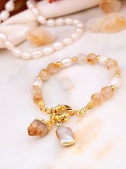 L'Atelier de Gaia Pozłacana bransoletka z cytrynem i perłami rozmiar: onesize. Białe bransoletki damskie L'Atelier de Gaia, pozłacane. Za 60.99 zł.