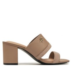 Klapki Tommy Hilfiger. Brązowe klapki damskie Tommy Hilfiger, bez wzorów, bez obcasa. Za 409.99 zł.