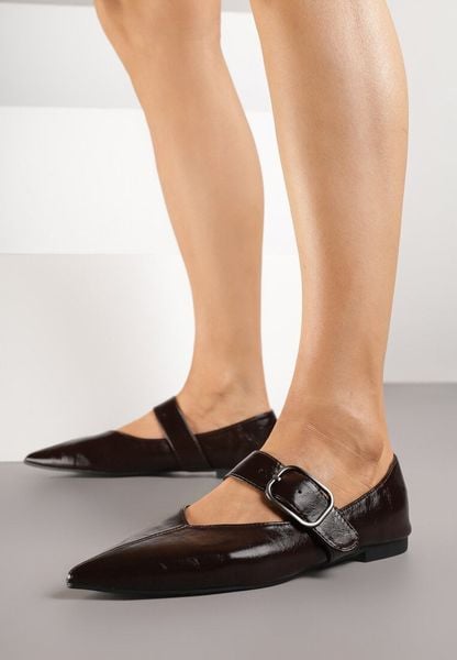 Ciemnobrązowe Balerinki z Noskiem w Szpic i Paskiem z Klamerką Naliasea. Brązowe baleriny damskie Born2be, bez wzorów, z jeansu, bez obcasa. Za 79.99 zł.