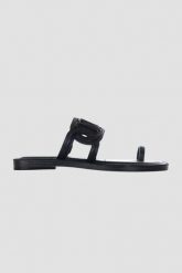 MICHAEL KORS Czarne klapki Alma Flat Sandal. Czarne klapki damskie Michael Kors, bez wzorów, bez obcasa. W wyprzedaży za 499.99 zł.