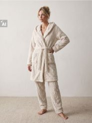 Polarowy szlafrok z kapturem i tłoczonym wzorem serc - kremowy. Białe szlafroki damskie Sinsay, l, bez wzorów, z polaru. Za 79.99 zł.