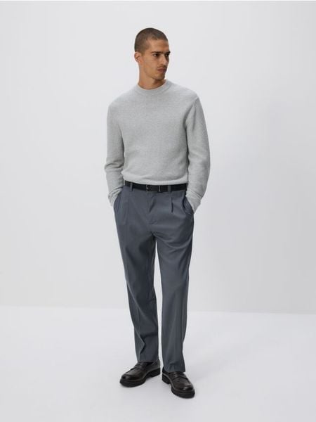 Strukturalny sweter - jasnoszary. Szare swetry męskie Reserved, l, bez wzorów, z bawełny, bez kołnierzyka. W wyprzedaży za 99.99 zł.