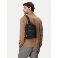 Plecak Guess. Czarne plecaki męskie Guess, z aplikacjami. Za 364.99 zł.