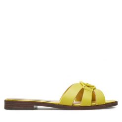 Klapki Guess. Żółte klapki damskie Guess, z aplikacjami, bez obcasa. Za 279.99 zł.