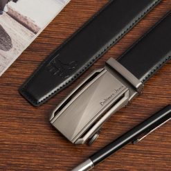 Pasek męski skórzany klamra automatyczna czarny Beltimore A51 : Kolory - czarny, Rozmiar pasków - r.95-110 cm. Czarne paski męskie bez wzorów, ze skóry, wizytowe. Za 71.40 zł.