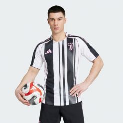 Koszulka Juventus 25/26 Home Authentic. Białe t-shirty sportowe męskie Adidas, xl, bez ramiączek, do piłki nożnej. Za 649.00 zł.