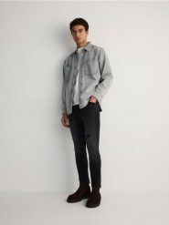 Jeansy carrot slim z przetarciami - czarny. Czarne jeansy męskie Reserved. Za 139.99 zł.