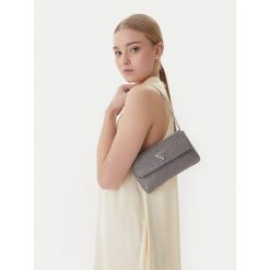 Torebka Guess. Czerwone torebki klasyczne damskie Guess, z aplikacjami, bez dodatków. Za 584.99 zł.