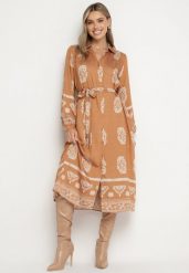 Jasnobrązowa Koszulowa Sukienka Ozdobiona Ornamentalnym Wzorem z Wiązanym Paskiem Roriola. Brązowe sukienki damskie Born2be, do pracy, l, bez wzorów, z wiskozy, biznesowe, bez kołnierzyka, bez ramiączek, midi, koszulowe. Za 129.99 zł.