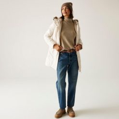 Płaszcz damski przejściowy ocieplany przeciwdeszczowy Sabinka. Białe kurtki przeciwdeszczowe damskie Regatta, bez kaptura. Za 379.99 zł.