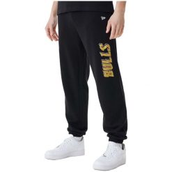Spodnie męskie New Era NBA Team Script Jogger Chicago Bulls. Czarne spodnie dresowe męskie New Era, bez wzorów, z dresówki. Za 267.05 zł.