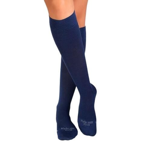 Skarpety uciskowe 3/4 z bawełny merceryzowanej w kolorze ciemnoniebieskim. Niebieskie skarpetki damskie OEM, bez wzorów, z bawełny. W wyprzedaży za 85.02 zł.