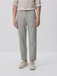 Spodnie regular fit z lnem - ciemnozielony. Zielone spodnie materiałowe męskie Reserved, bez wzorów, z bawełny. W wyprzedaży za 119.99 zł.