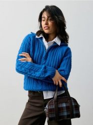 Sweter z dekoracyjnym splotem - niebieski. Niebieskie swetry klasyczne damskie Sinsay, l, ze splotem, bez kołnierzyka. Za 59.99 zł.