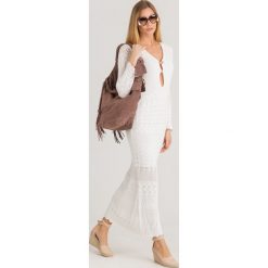 SUKIENKA ANGELINE Guess. Białe sukienki damskie Guess, na imprezę, l, z aplikacjami, z dzianiny, bez kołnierzyka, bez ramiączek, maxi, dopasowane. Za 407.40 zł.