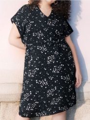 Wiskozowa sukienka midi w kwiaty PLUS SIZE - czarny. Czarne sukienki damskie Sinsay, l, bez wzorów, z wiskozy, bez kołnierzyka, plus size, bez ramiączek, midi. Za 49.99 zł.