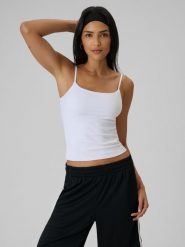 4F Top slim gładki damski - biały S. Białe topy damskie 4f, s, bez wzorów, z dzianiny, bez kołnierzyka. Za 59.99 zł.