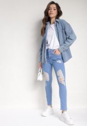 Niebieskie Dopasowane Jeansy Push-Up z Przetarciami i Regularnym Stanem Delosia. Niebieskie jeansy damskie Born2be. Za 54.99 zł.