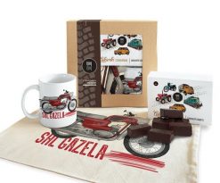 SHL M17 Gazela — paczka (Zawartość paczki: koszulka, torba, kubek, słodycze; Rozmiar koszulki / bluzy: 3XL (damska); Kolor koszulki / bluzy: jasnoszar. Brązowe t-shirty damskie nikiniki, m, bez wzorów, z bawełny, bez kołnierzyka. Za 169.00 zł.