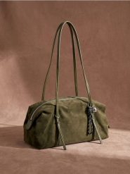 Torba na ramię z imitacji zamszu i ozdobnym brelokiem - green spruce. Zielone torebki klasyczne damskie Sinsay, bez wzorów, bez dodatków. Za 49.99 zł.