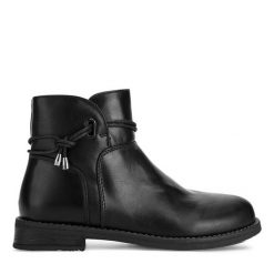 Botki Clara Barson. Czarne botki damskie Clara Barson, bez obcasa, na płaskiej podeszwie, bez zapięcia. Za 129.99 zł.
